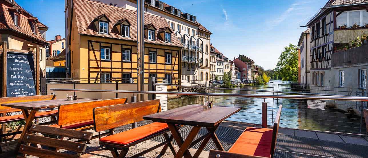 Blick von der Brückenterrasse des Restaurant Eckerts auf den Fluss bei Sonnenschein